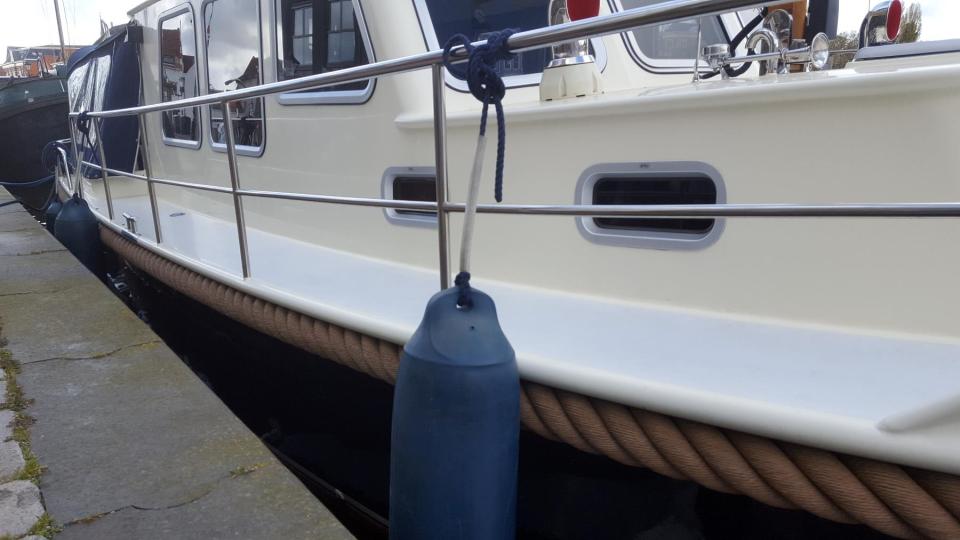 Boot aangemeerd bij een haven in Alkmaar